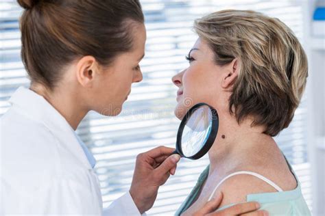 Immagine di un dermatologo che esamina un neo