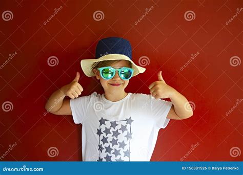 Immagine di un bambino che indossa un cappello e occhiali da sole