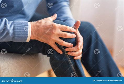 persona che massaggia il ginocchio