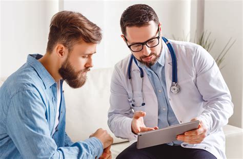 Medico che parla con un paziente in uno studio medico