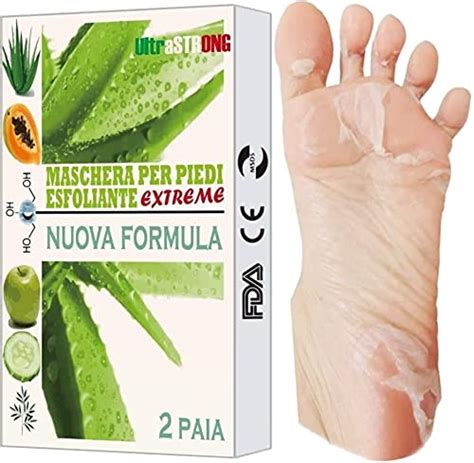 Donna che applica una maschera esfoliante sui piedi