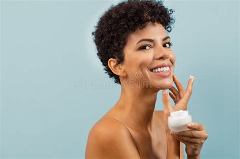 Donna che applica una crema idratante sul corpo
