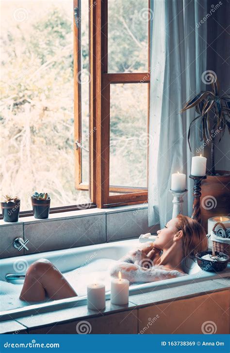 donna che fa il bagno con schiuma