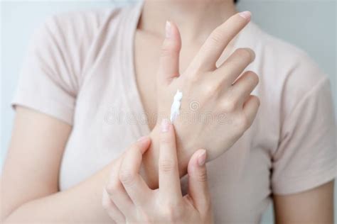 Una mano che assorbe una crema idratante