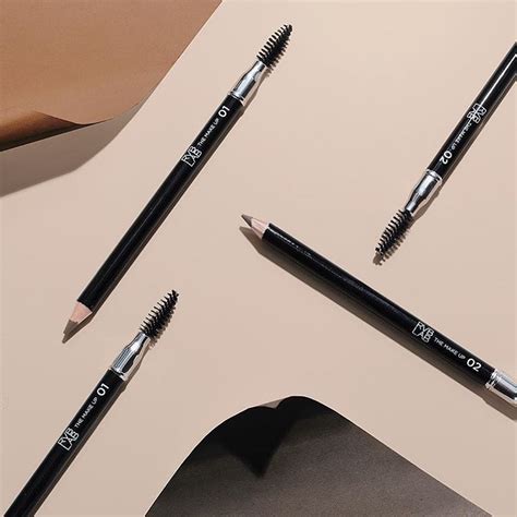 matita per sopracciglia con ingredienti