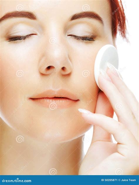 Immagine di una persona che applica una crema su una zona del viso interessata da dermatite seborroica