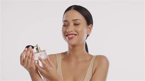 Donna che si spruzza acqua profumata