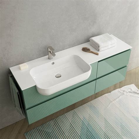 Bagno con lavabo d'appoggio e miscelatore a parete di design