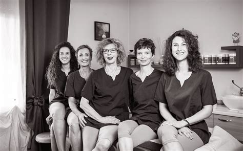 Team di professioniste che collaborano in un centro estetico