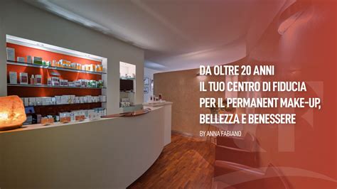 Donna sorridente mentre lavora in un centro estetico