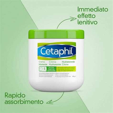 Una mano che applica delicatamente una crema idratante su un braccio con pelle secca.