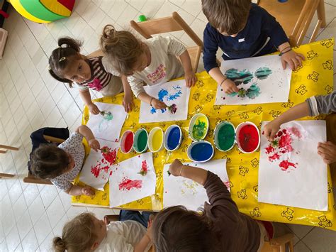 Bambini che partecipano a un laboratorio creativo