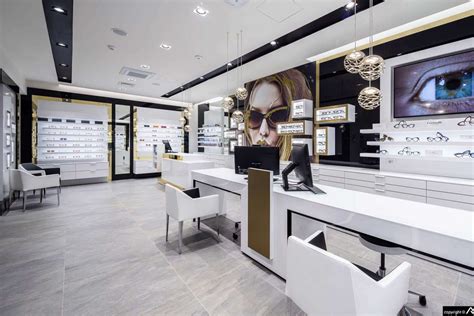 Vetrina di un negozio di ottica con occhiali da vista e da sole