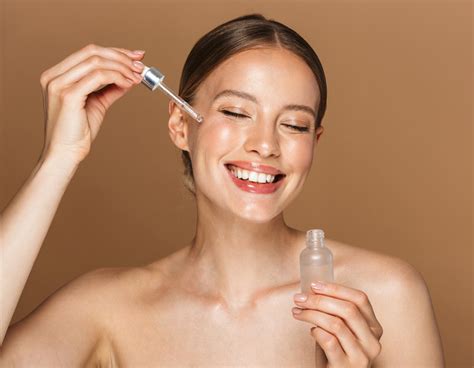 Applicazione di un siero viso