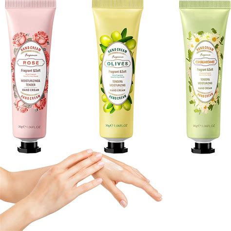 mani che ricevono crema idratante