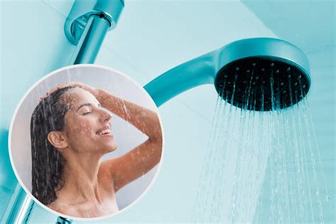 Persona che utilizza una spugnetta struccante elettronica sotto la doccia