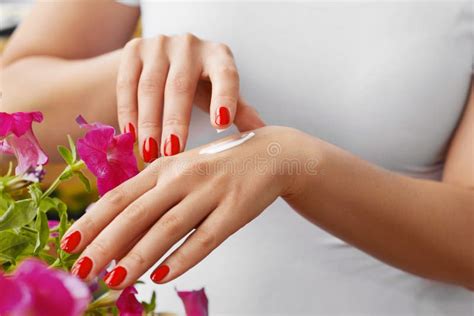 mani curate in primo piano