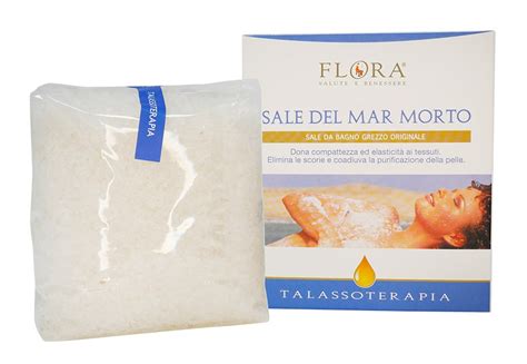 Persona immersa in una vasca termale con sali del Mar Morto