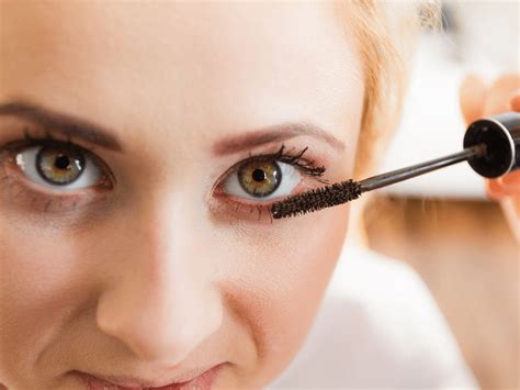 Applicazione mascara su ciglia