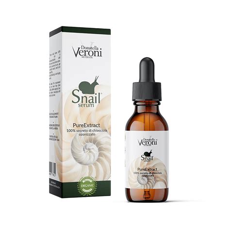 Gocce di siero di bava di lumaca su una foglia