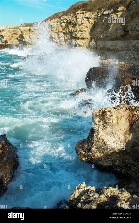 onda del mare che si infrange sulla riva, simbolo di purezza e freschezza