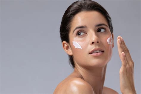 Applicazione crema viso