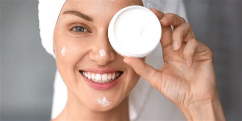 Applicazione di crema idratante su viso