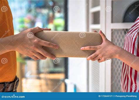 Persone che ricevono pacchi