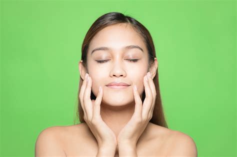 Immagine stilizzata di un viso pulito e radioso con elementi che richiamano l'uva rossa