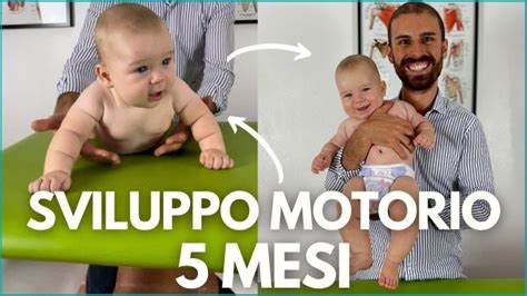 Bambino di 5 mesi che gioca a pancia in giù