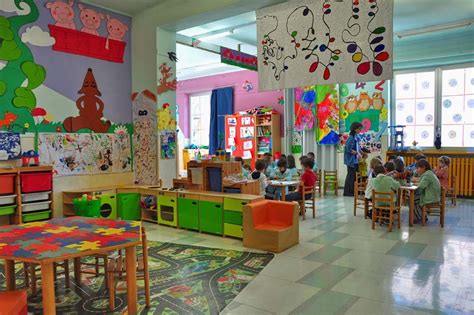 Bambini che giocano in una classe di scuola dell'infanzia