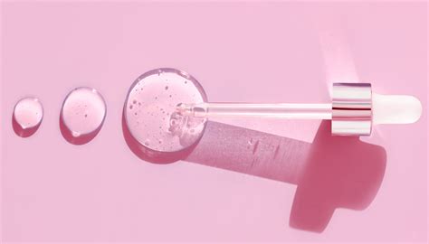 Texture di un siero viso trasparente e fluida