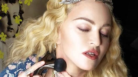 Madonna con un beauty roller