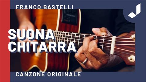 Niveo mentre suona la chitarra
